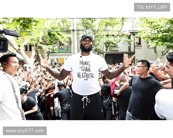 詹姆斯点燃篮球夏天 揭开中国行热血瞬间与球迷激情互动 詹姆斯点燃篮球夏天 揭开中国行热血瞬间与球迷激情互动